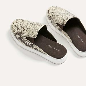 BNIB Wide Width Printed Natural Python Snake Slip On Sneakers